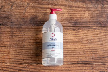 Irvine, İskoçya, İngiltere - 15 Haziran 2021: INEOS markalı steril dezenfekte edici el jeli tamamen geri dönüşümlü ve mevcut İngiltere geri dönüşüm yönergelerine uygun plastik bir şişe ve aplikatör içinde
