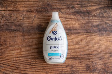 Irvine, İskoçya, İngiltere - 15 Haziran 2021: Comfort, İngiltere 'nin güncel geri dönüşüm yönergelerine uygun olarak tamamen geri dönüşümlü plastik şişe ve kapakla 58 yıkama kumaşı kremini markalaştırdı.