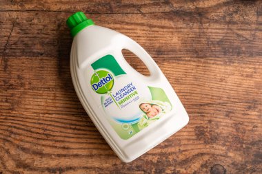 Irvine, İskoçya, İngiltere - 15 Haziran 2021: Dettol beyaz plastik bir şişede markalı çamaşır temizleyicisi. Şişe ve kapak, İngiltere 'nin mevcut geri dönüşüm girişimleri doğrultusunda geri dönüştürülebilir..