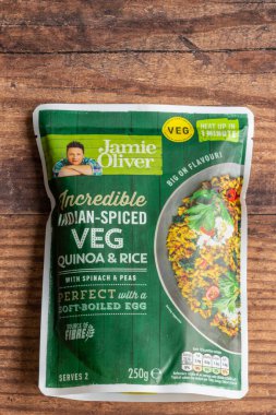 Irvine, İskoçya, İngiltere - 15 Haziran 2021: Jamie Oliver, Hint baharatlı Quinoa ve Rice 'ı sembol ve diğer enerji değerlerini gösteren 250 gramlık bir kesede damgaladı..