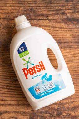 Irvine, İskoçya, İngiltere - 15 Haziran 2021: Persil Markalı Non Bio sıvı deterjanı geri dönüşümlü ve% 100 Geri Dönüşüm Sembolü gösteren beyaz plastik şişe ve kapakta. Hem şişe hem de kapak geri dönüştürülebilir..