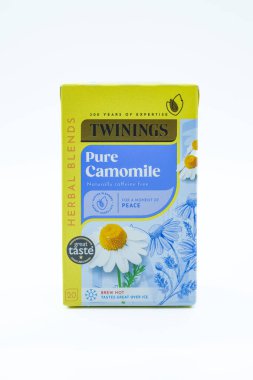 Irvine, İskoçya, İngiltere - 17 Kasım 2025: Twinings, Pure Camomile Tea Bags 'i resimle ilgili grafik ve simgeleri gösteren bir karton kutuda damgaladı..