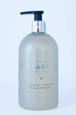 Irvine, İskoçya, İngiltere - 17 Kasım 2025: Baylis ve Harding, Jojoba Vanilla ve Badem yağlı plastik bir şişede markalaştırıldı. Şişe ve üst geri dönüştürülebilir ve ilgili yazılı grafikleri gösterir.