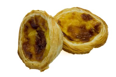 İki leziz Portekiz kremalı tart, sarkık altın kabuklu ve kremalı..