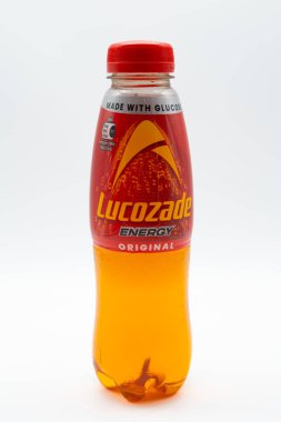 Irvine, İskoçya, İngiltere - 27 Kasım 2025: Lucozade, ürünle ilgili sanat grafikleri ve sembolleri gösteren geri dönüşümlü plastik bir şişede enerji içeceği markası olarak damgalandı