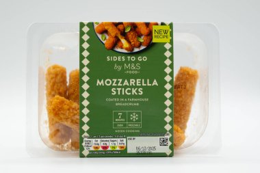 Irvine, İskoçya, İngiltere - 27 Kasım 2025: M & S, geri dönüşümlü ambalajda Sanat Grafikleri, Air Fryer sembolleri ve ürünle ilgili enerji Kcal bilgisini gösteren Mozzarella çubukları markalaştırdı.