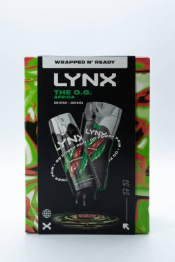 Irvine, İskoçya, İngiltere - 27 Kasım 2025: Lynx markalı hediye kutusu ve geri dönüşümlü olan ve ürünle ilgili sanat grafikleri ve bilgi simgelerini gösteren içerik.