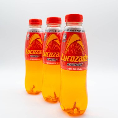 Irvine, İskoçya, İngiltere - 27 Kasım 2025: Lucozade, ürünle ilgili sanat grafikleri ve sembolleri gösteren geri dönüşümlü plastik bir şişede enerji içeceği markası olarak damgalandı
