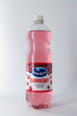Irvine, İskoçya, İngiltere - 27 Kasım 2025: Ürünle ilgili grafik ve simgeleri gösteren geri dönüşümlü plastik şişede bir şişe Ocean Spray Crankling Water.
