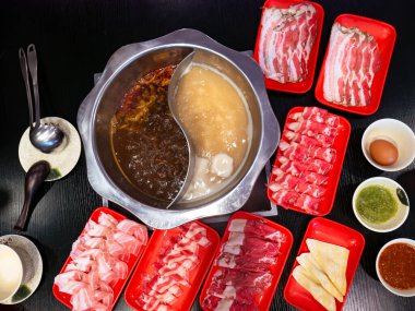 Baharatlı Mala, yemek masasında dilimlenmiş etle servis yapmaya hazır..