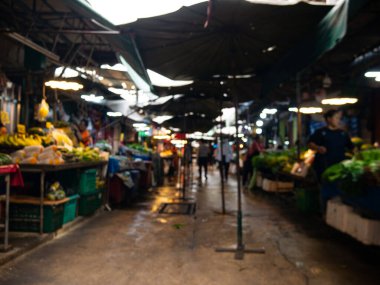 Halk ve Sebze Dükkanlarıyla Bulanık Yerel Taze Pazar.