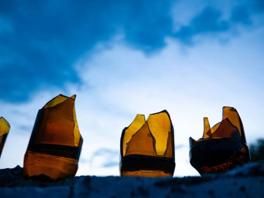 Mavi Gökyüzüne Karşı Beton Duvara Gömülü Kırık Cam Şişeler - Güvenlik Bariyeri ve Şehir Savunma Sistemi