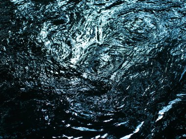 Aydınlık Yansımalar ve Dalgalanmalarla Soyut Karanlık Su Yüzeyi - Gizemli Sıvı Doku Arkaplanı