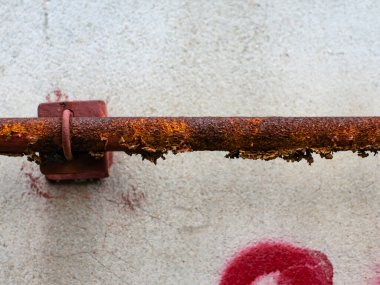 Eski Yıpranmış Duvarda Parantezli Ağır Paslı Metal Boru - Aşınma ve Çürüme Yakın Çekim Detayları