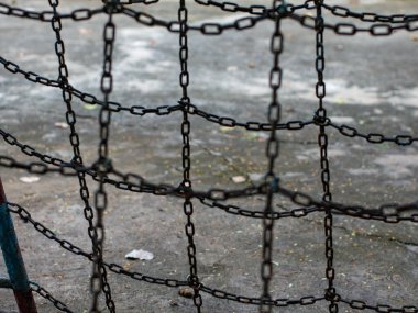 Siyah Metal Zincirleri Asma Bariyeri - Güvenlik Çiti veya Dekoratif Sınır Kapısı