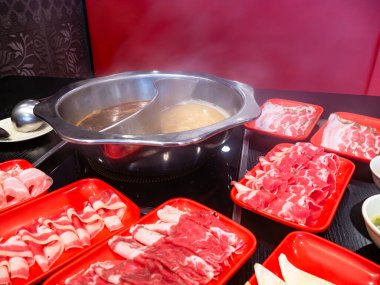 Baharatlı Mala, yemek masasında dilimlenmiş etle servis yapmaya hazır..