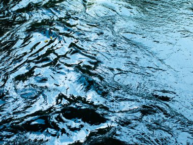 Dalgalanmalar ve Yansımalarla Koyu Mavi Su Yüzeyi - Soyut Sıvı Doku Arkaplanı