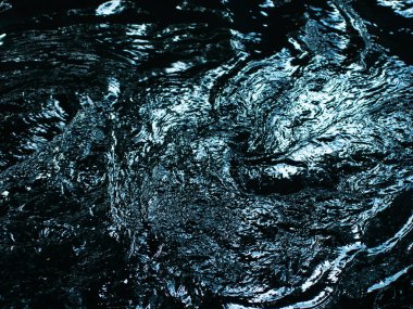 Aydınlık Yansımalar ve Dalgalanmalarla Soyut Karanlık Su Yüzeyi - Gizemli Sıvı Doku Arkaplanı