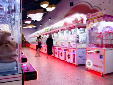 Modern Eğlence Merkezi 'nde Pembe ve Mor Neon Işıklı Renkli Pençe Turna Oyun Makineleri