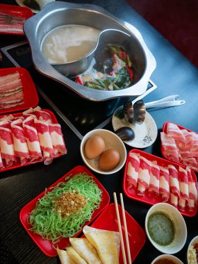 Shabu Sukiyaki Seti Dilimlenmiş Et, Erişte ve Lokanta Masasında Hamur köftesi