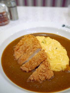 Japon Domuz Pirzolası Katsu Körisi ile Beyaz Tabakta Yumuşak Omurice Omleti