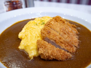 Japon Domuz Pirzolası Katsu Körisi ile Beyaz Tabakta Yumuşak Omurice Omleti