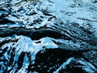 Dalgalanmalar ve Yansımalarla Koyu Mavi Su Yüzeyi - Soyut Sıvı Doku Arkaplanı