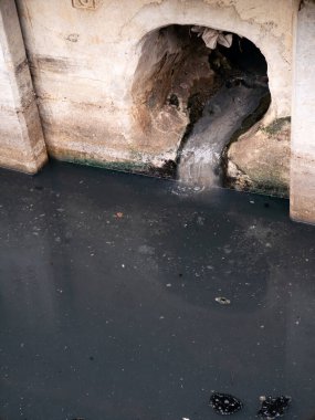 Kirli Kirli Atık Su Eski Beton drenaj Borusundan Karanlık Kanal 'a akıyor