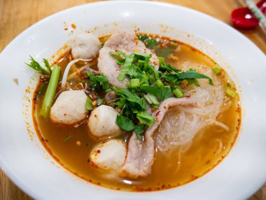 Taylandlı Tom Yum Glass Erişte Çorbası Domuz köftesi ve Beyaz Kasede Taze Bitkiler