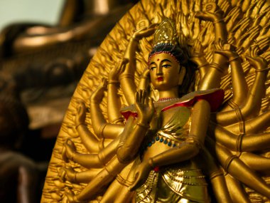 Altın Silahlı Avalokitesvara Bodhisattva Budist Tanrısı Guan Yin Merhamet Sembolü