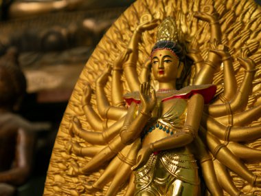 Altın Silahlı Avalokitesvara Bodhisattva Budist Tanrısı Guan Yin Merhamet Sembolü