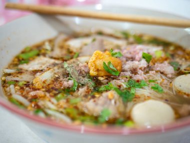 Tay Pork Erişte Çorbası Köfte Yumurta ve Yeşil Soğanlı Asya Sokak Yemeği