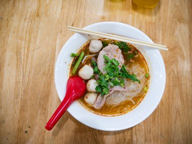 Taylandlı Tom Yum Glass Erişte Çorbası Domuz köftesi ve Beyaz Kasede Taze Bitkiler