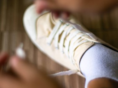 Spor ayakkabıları bağlayan ellerini kapat. Ayakkabı bağcıkları dışarı çıkmaya ya da egzersiz yapmaya hazırlanıyor.