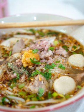 Tay Pork Erişte Çorbası Köfte Yumurta ve Yeşil Soğanlı Asya Sokak Yemeği