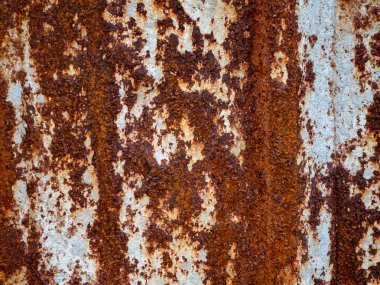 Yoğun paslanmış metal yüzey dokusu, turuncu kahverengi korozyon oksitlenmesi ve yıpranmış arkaplan yapısı.