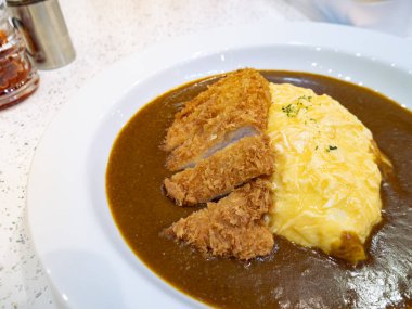 Japon Domuz Pirzolası Katsu Körisi ile Beyaz Tabakta Yumuşak Omurice Omleti