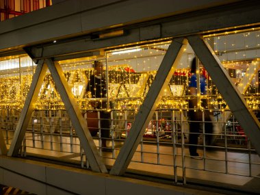 Altın İp Işıklı Modern Köprü Yürüyüşü: Şenlikli Aydınlatma ve Cam Raylı Şehir Mimarisi Gece Manzarası