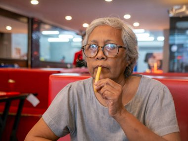 Asya 'nın son sınıf öğrencisi Fransız kızartması yiyor Fast Food' un tadını çıkarıyor Yaşlılar Portresi