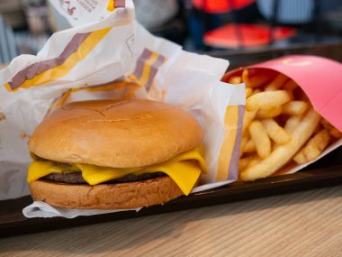 Kızarmış patatesleri kırmızı kağıt kutuya koy. Çizburger arka planı, fast food mezesi ve sağlıksız atıştırmalık konsepti olsun..