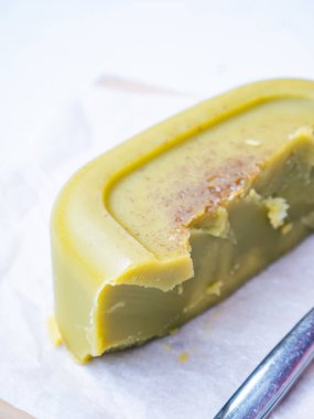 Kenevir ezmeli tereyağı (cannabutter) ve parşömen kağıdı üzerinde spatula, tıbbi ve yenilebilir marihuana konsepti.