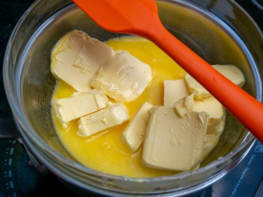 Eriyen Tereyağı Kasede: Tereyağı Hazırlama Süreci Yakın Çekim İnfüzyonu için Çifte Kazan Yöntemi