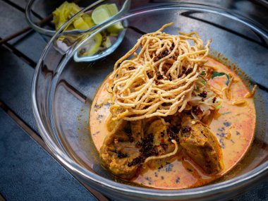 Khao Soi Bifteği Yakın plan: Kuzey Tayland Körili Erişte Çorbası Kavrulmuş Kızarmış Sığır eti Hindistancevizi Detayı