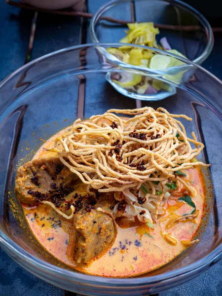 Khao Soi Bifteği: Kuzey Tayland Körili Erişte Çorbası Kızarmış Sığır eti Kavrulmuş Hindistancevizi Süt Kasesi