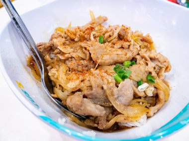 Dilimlenmiş sığır eti ve soğanlı Japon Biftek Kasesi Gyudonu