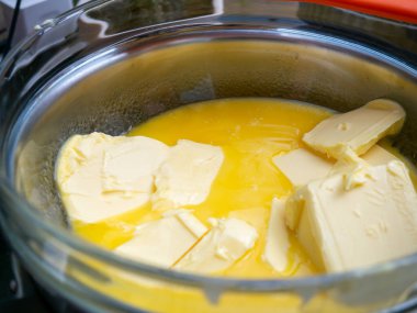 Eriyen Tereyağı Kasede: Tereyağı Hazırlama Süreci Yakın Çekim İnfüzyonu için Çifte Kazan Yöntemi