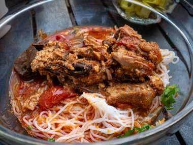 Khanom Jeen Nam Ngiaw: Kuzey Tayland Pirinç Pirinç Erişte Pirzola Pirzola Baharatlı Domates Çorbası