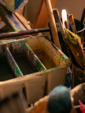 Easel Boya Paleti ve Çeşitli Fırçalarla Sanatçı Stüdyosu Çalışma Alanı