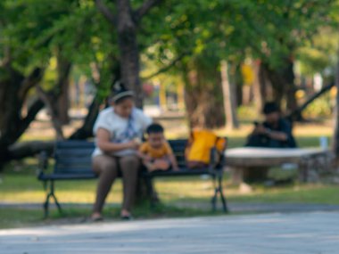 Park Benç Altında Oturan İnsanların Bulanık Arkaplan Sahnesi