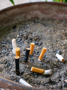 Kum İçme ve Sağlık Konseptiyle Küllükte Kullanılmış Sigara İzmaritleri